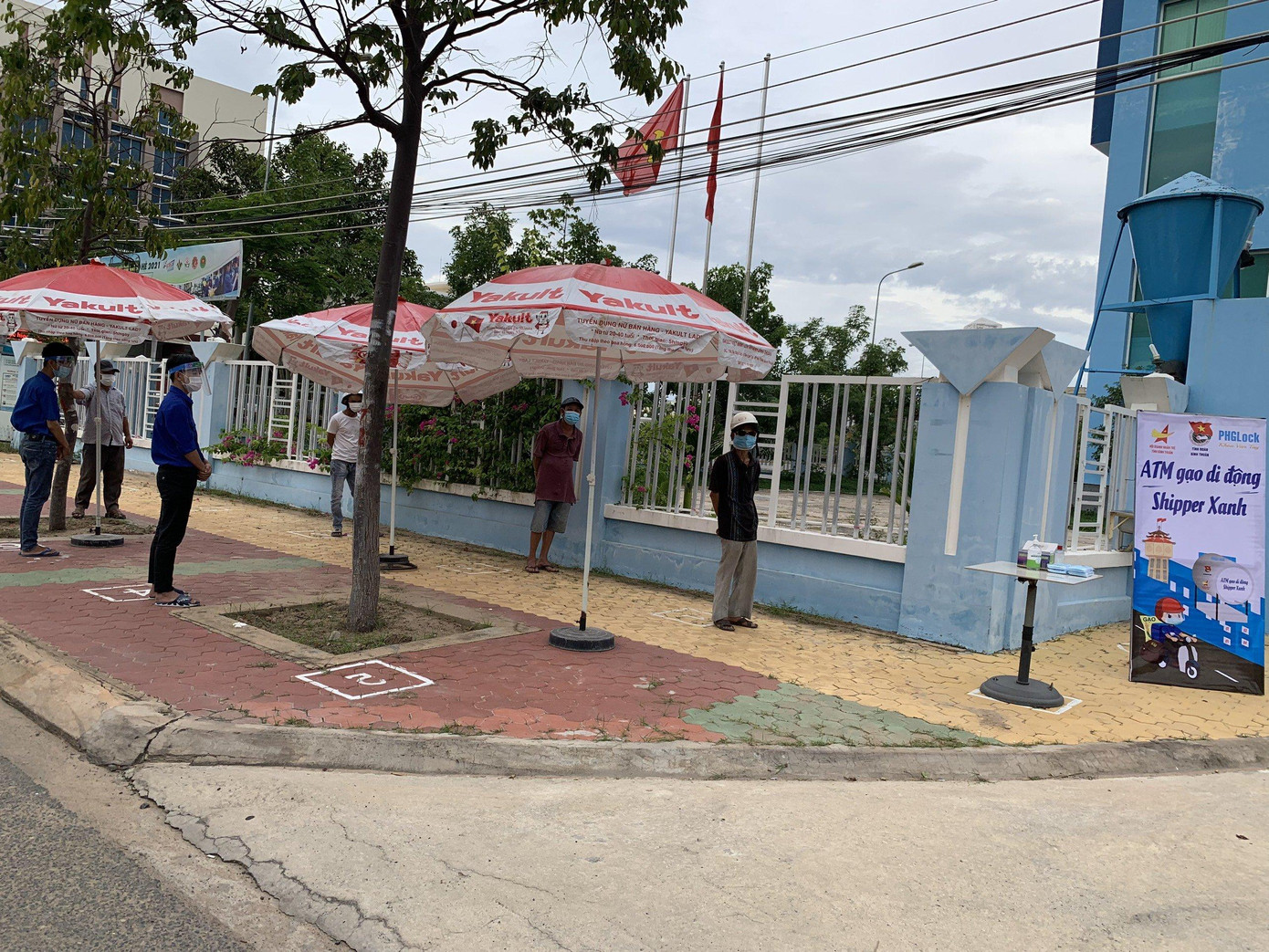 Người dân xếp hàng đảm bảo yêu cầu 5K khi vào nhận gạo