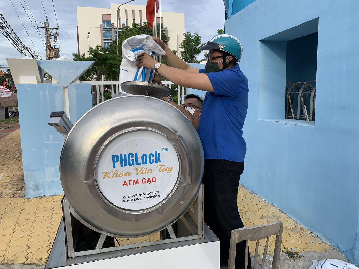 Chiến sĩ áo anh tiếp thêm gạo vào ATM gạo