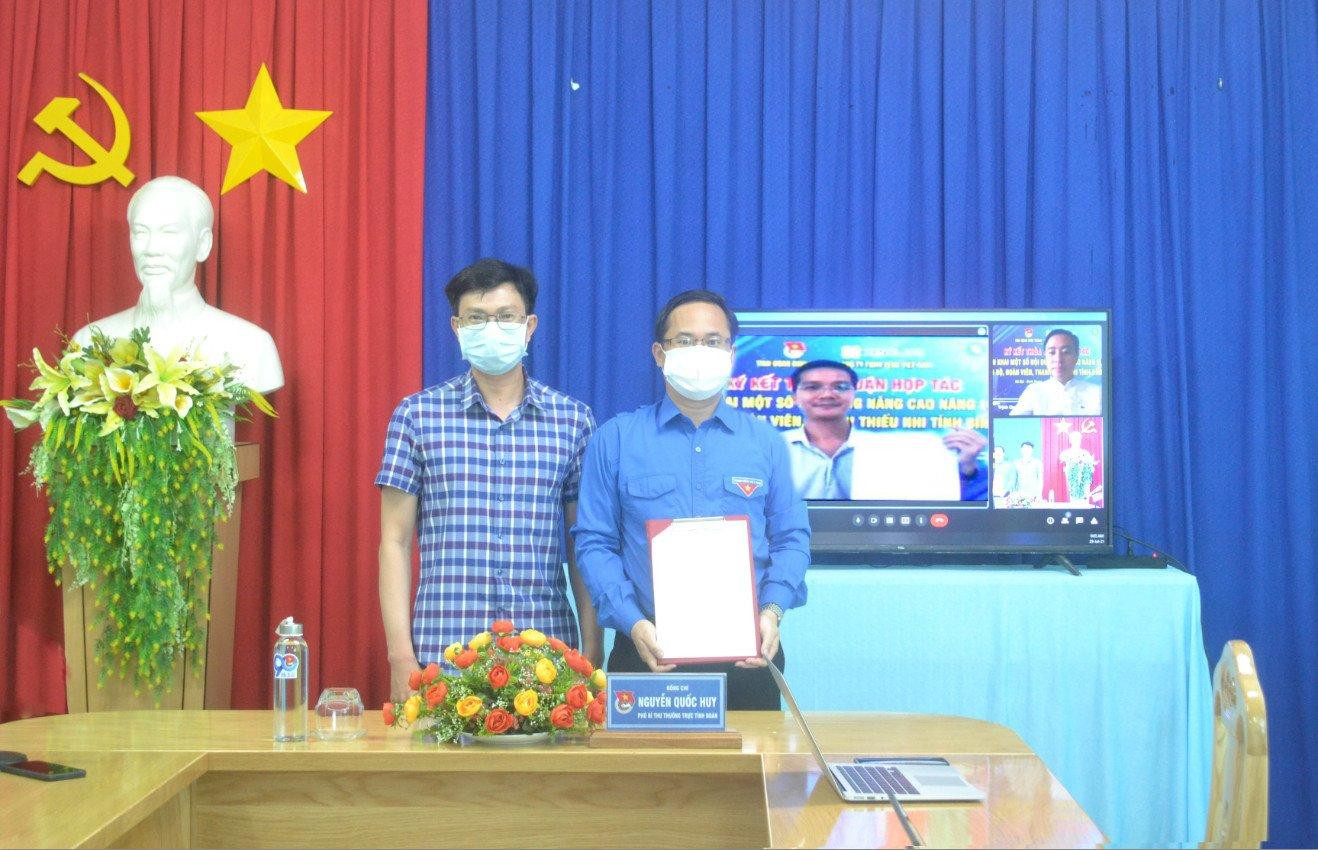 Phó Bí thư thường trực Tỉnh Đoàn Bình Thuận Nguyễn Quốc Huy với bản ký kết thỏa thuận hợp tác với Cty TNHH ZEN8 Việt Nam