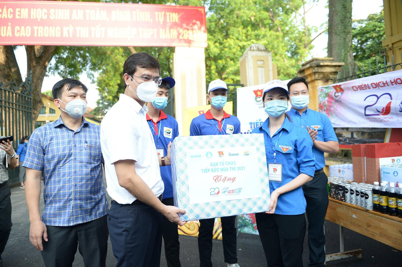 Anh Bùi Quang Huy tặng quà các tình nguyện viên Tiếp sức mùa thi tai điểm thi trường THPT Chu Văn An, Tây Hồ, Hà Nội. Ảnh: Dương Triều Anh Bùi Quang Huy tặng quà các tình nguyện viên Tiếp sức mùa thi tai điểm thi trường THPT Chu Văn An, Tây Hồ, Hà Nội. Ảnh: Dương Triều