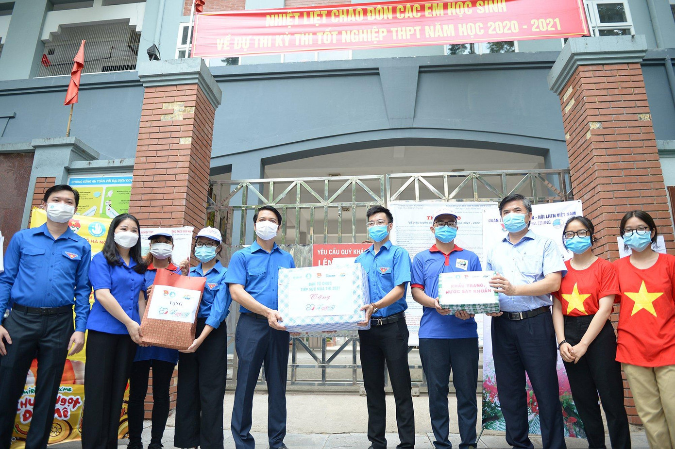 Bí thư T.Ư Đoàn trao đổi với các tình nguyện viên Tiếp sức mùa thi tại điểm thi trường THCS Vân Hồ, Hai Bà Trưng, Hà Nội. Ảnh: Dương Triều Bí thư T.Ư Đoàn trao đổi với các tình nguyện viên Tiếp sức mùa thi tại điểm thi trường THCS Vân Hồ, Hai Bà Trưng, Hà Nội. Ảnh: Dương Triều