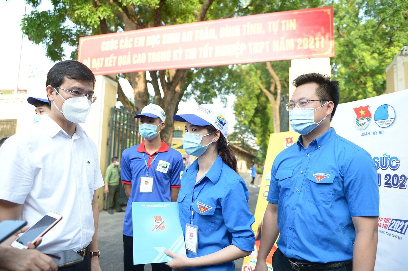 Anh Bùi Quang Huy, Ủy viên dự khuyết T.Ư Đảng, Bí thư thường trực T.Ư Đoàn, Chủ tịch T.Ư Hội SVVN trao đổi với các tình nguyện viên Tiếp sức mùa thi tai điểm thi trường THPT Chu Văn An, Tây Hồ, Hà Nội. Ảnh: Dương Triều Anh Bùi Quang Huy, Ủy viên dự khuyết T.Ư Đảng, Bí thư thường trực T.Ư Đoàn, Chủ tịch T.Ư Hội SVVN trao đổi với các tình nguyện viên Tiếp sức mùa thi tai điểm thi trường THPT Chu Văn An, Tây Hồ, Hà Nội. Ảnh: Dương Triều