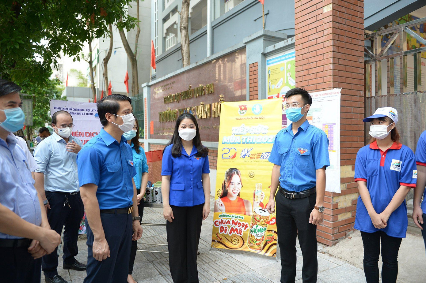 Bí thư T.Ư Đoàn trao đổi với các tình nguyện viên Tiếp sức mùa thi tại điểm thi trường THCS Vân Hồ, Hai Bà Trưng, Hà Nội. Ảnh: Dương Triều Bí thư T.Ư Đoàn trao đổi với các tình nguyện viên Tiếp sức mùa thi tại điểm thi trường THCS Vân Hồ, Hai Bà Trưng, Hà Nội. Ảnh: Dương Triều