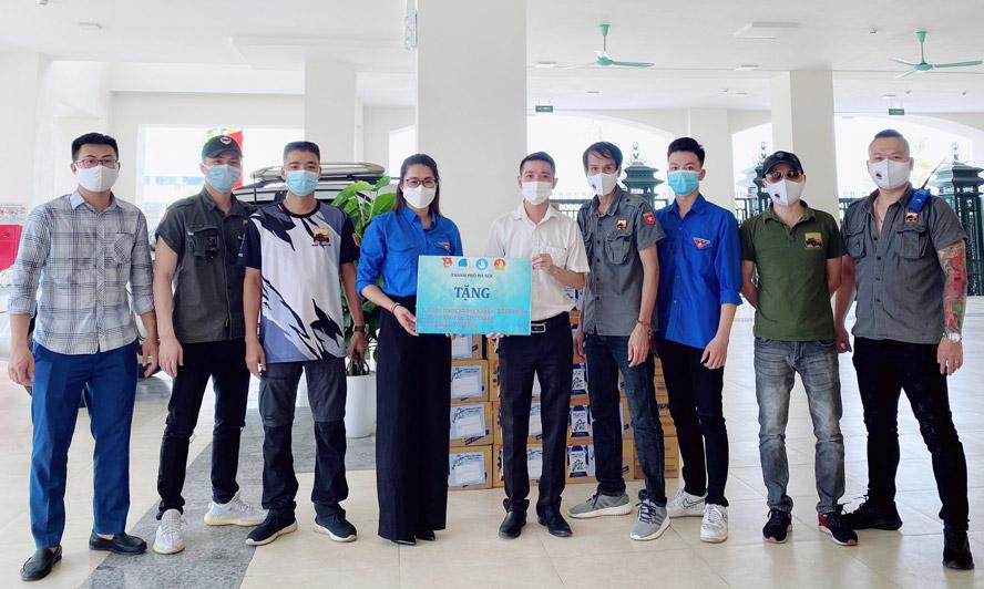 Đoàn công tác trao tặng nước và các vật phẩm trong chương trình “Triệu lời chúc - Triệu chai tiếp sức tuyến đầu” cho Huyện Đoàn Sóc Sơn