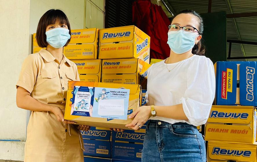 Đoàn công tác trao tặng nước và các vật phẩm cho Huyện Đoàn Đông Anh.