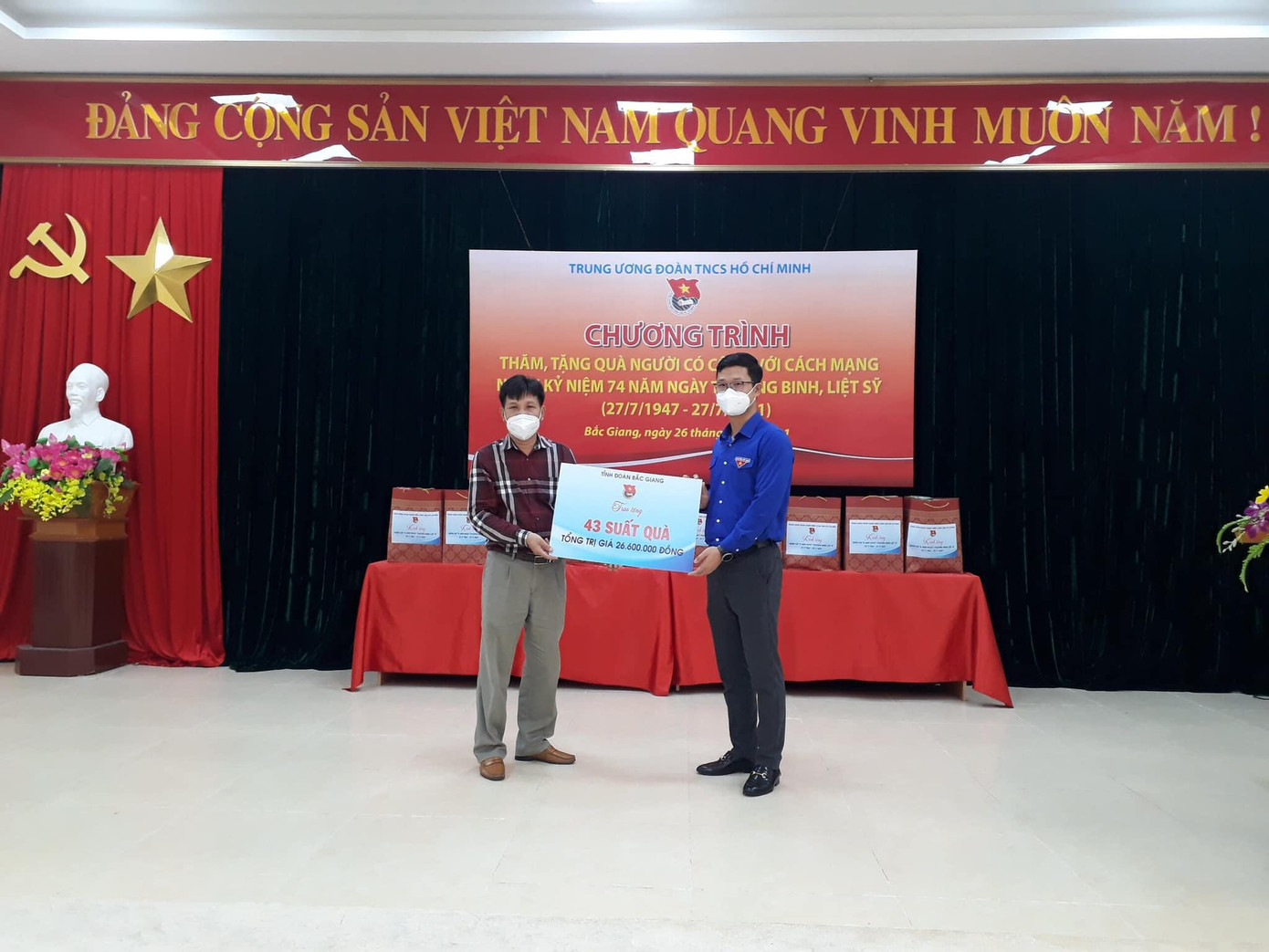 Thừa ủy quyền Ban Bí thư T.Ư Đoàn, đại diện Tỉnh Đoàn Bắc Giang đến thăm trao tặng 43 phần quà cho thương, bệnh binh tại Trung tâm điều dưỡng thương, bệnh binh huyện Lạng Giang