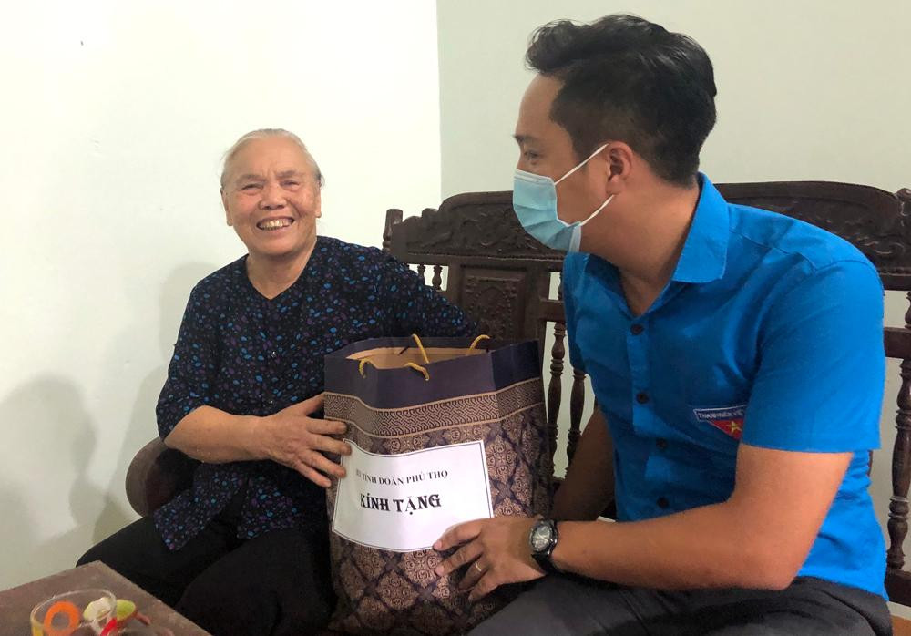 Đại diện Tỉnh Đoàn Phú Thọ tặng quà gia đình có nạn nhận bị nhiễm chất độc da cam, dioxin