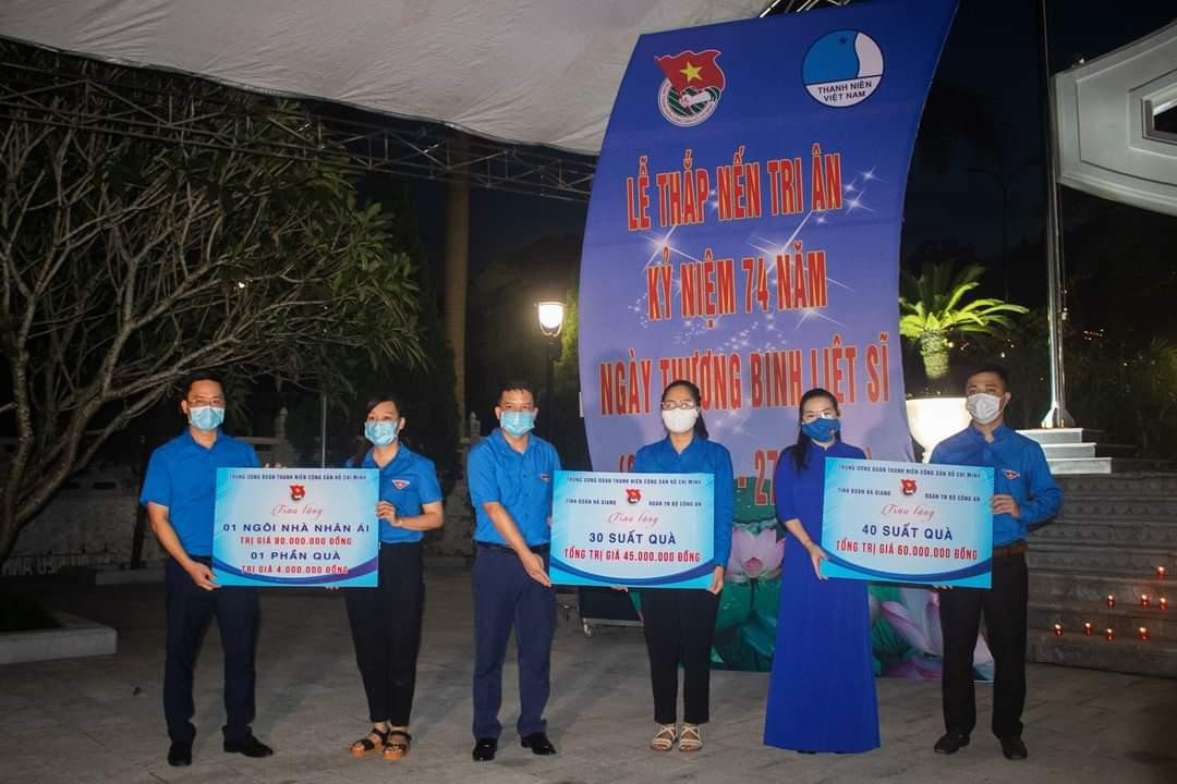 Thừa ủy quyền của Ban Bí thư T.Ư Đoàn, đại diện Tỉnh Đoàn Hà Giang trao tặng 70 phần quà cho Mẹ Việt Nam Anh hùng, thương, bệnh binh, người có công với cách mạng trên địa bàn tỉnh