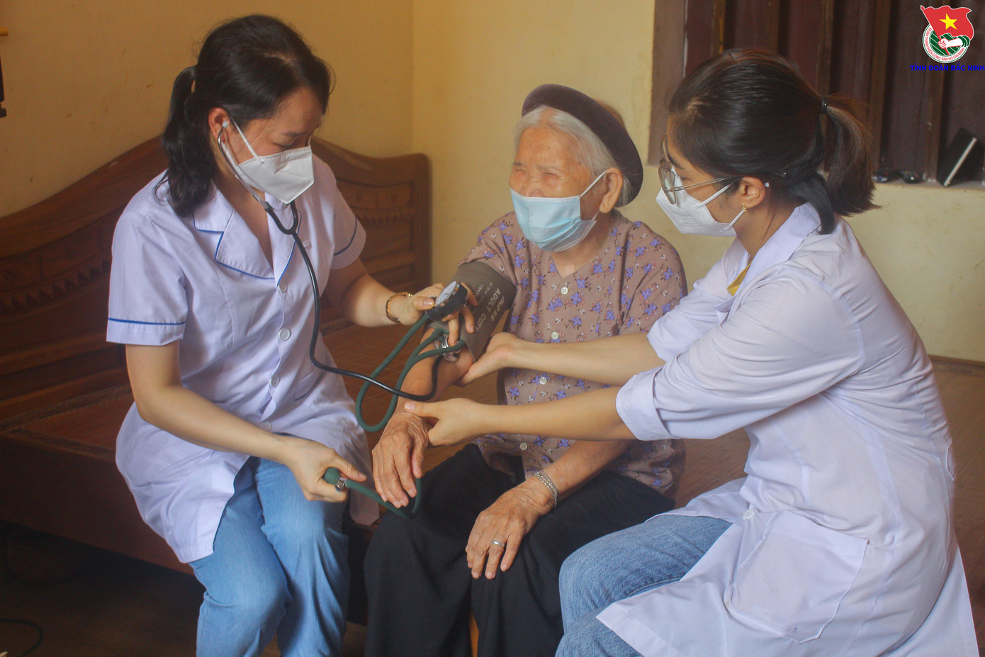Y, bác sĩ Hội thầy thuốc trẻ tỉnh Bắc Ninh thăm, khám sức khỏe cho Mẹ Việt Nam Anh hùng Nguyễn Thị Cược
