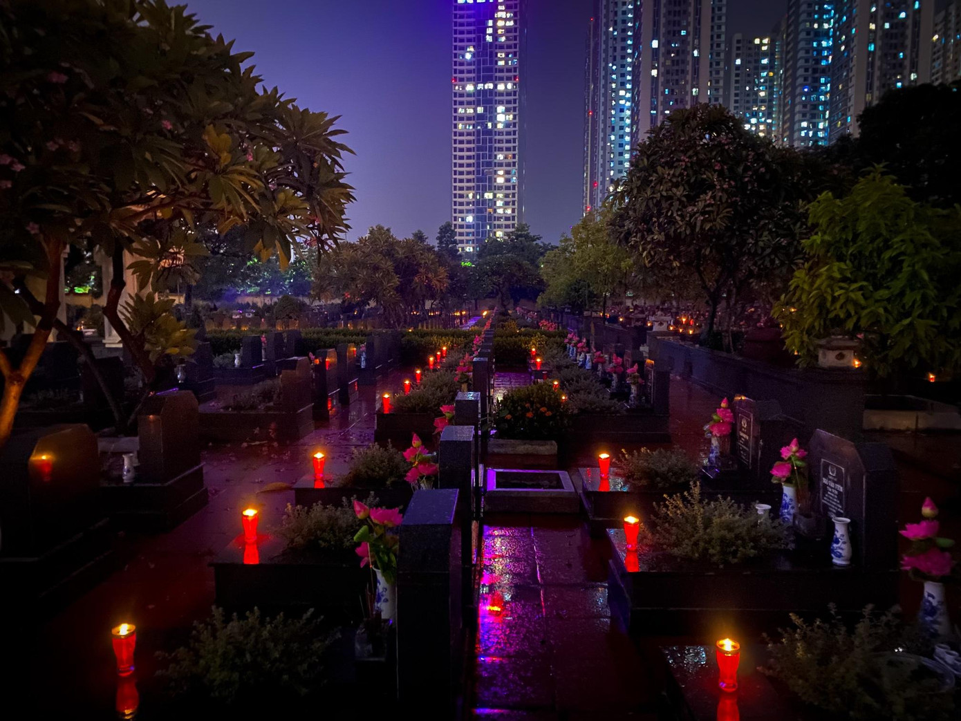 Những ngọn nến tri ấn được tuổi trẻ Thủ đô thắp lên tại nghĩa trang Mai Dịch, Cầu Giấy, Hà Nội