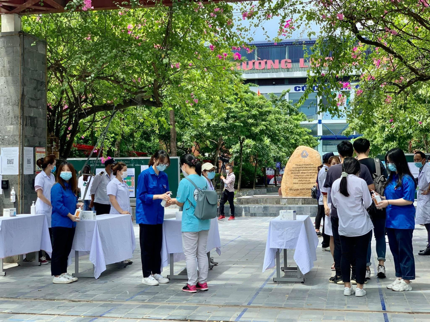 Rửa tay sát khuẩn cho từng thí sinh Rửa tay sát khuẩn cho từng thí sinh