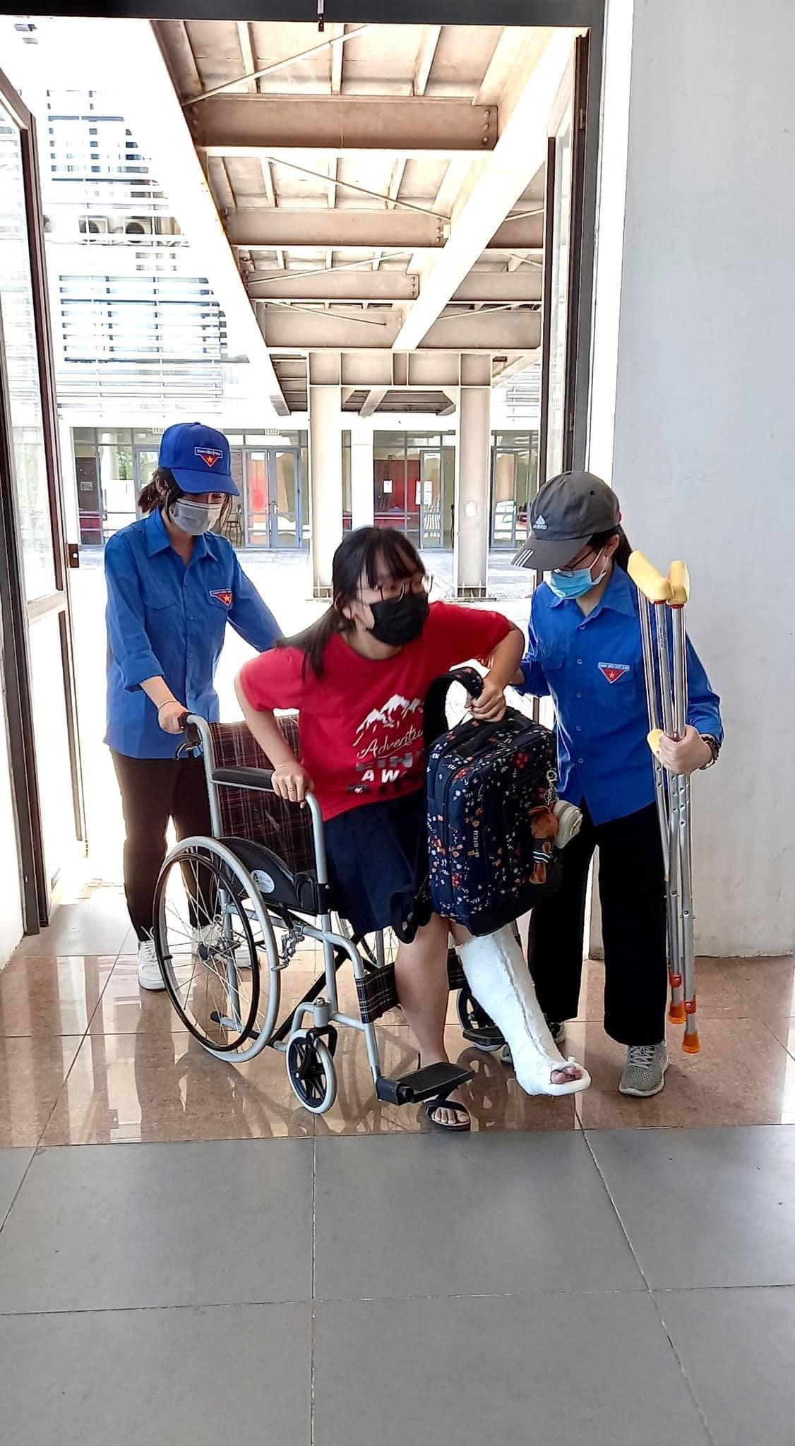 Tận tình hỗ trợ thí sinh bị đau chân làm thủ tục thi Tận tình hỗ trợ thí sinh bị đau chân làm thủ tục thi