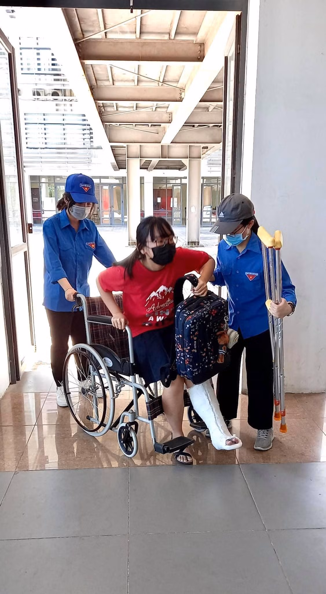 Tận tình hỗ trợ thí sinh bị đau chân làm thủ tục thi