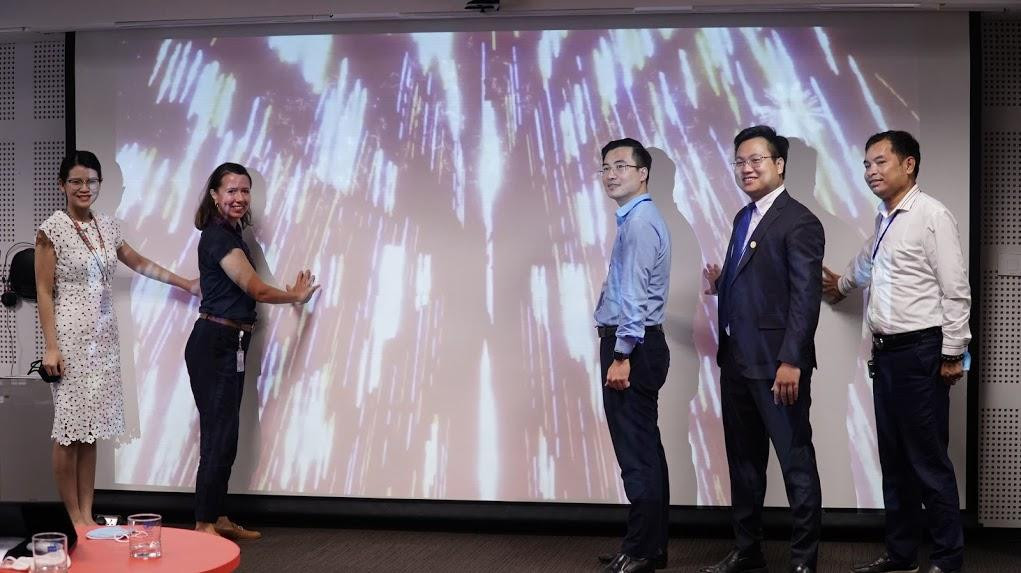 Các đại biểu nhấn nút khởi động cuộc thi Các đại biểu nhấn nút khởi động cuộc thi