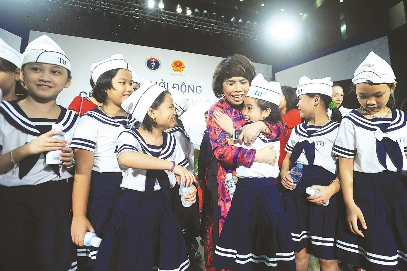 THMF là đơn vị thực hiện có hiệu quả các hoạt động nâng cao thể lực, trí lực cho trẻ em Việt Nam thông qua chương trình Sữa học đường, Bữa ăn học đường. Trong ảnh, Anh hùng lao động Thái Hương chụp ảnh cùng các học sinh trong chương trình Sữa học đường. THMF là đơn vị thực hiện có hiệu quả các hoạt động nâng cao thể lực, trí lực cho trẻ em Việt Nam thông qua chương trình Sữa học đường, Bữa ăn học đường. Trong ảnh, Anh hùng lao động Thái Hương chụp ảnh cùng các học sinh trong chương trình Sữa học đường.
