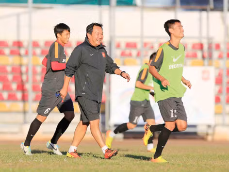 Thầy trò HLV Hoàng Văn Phúc vui vẻ tập luyện cho trận quyết chiến với U23 Malaysia chiều nay. ảnh: VSI . Thầy trò HLV Hoàng Văn Phúc vui vẻ tập luyện cho trận quyết chiến với U23 Malaysia chiều nay. ảnh: VSI