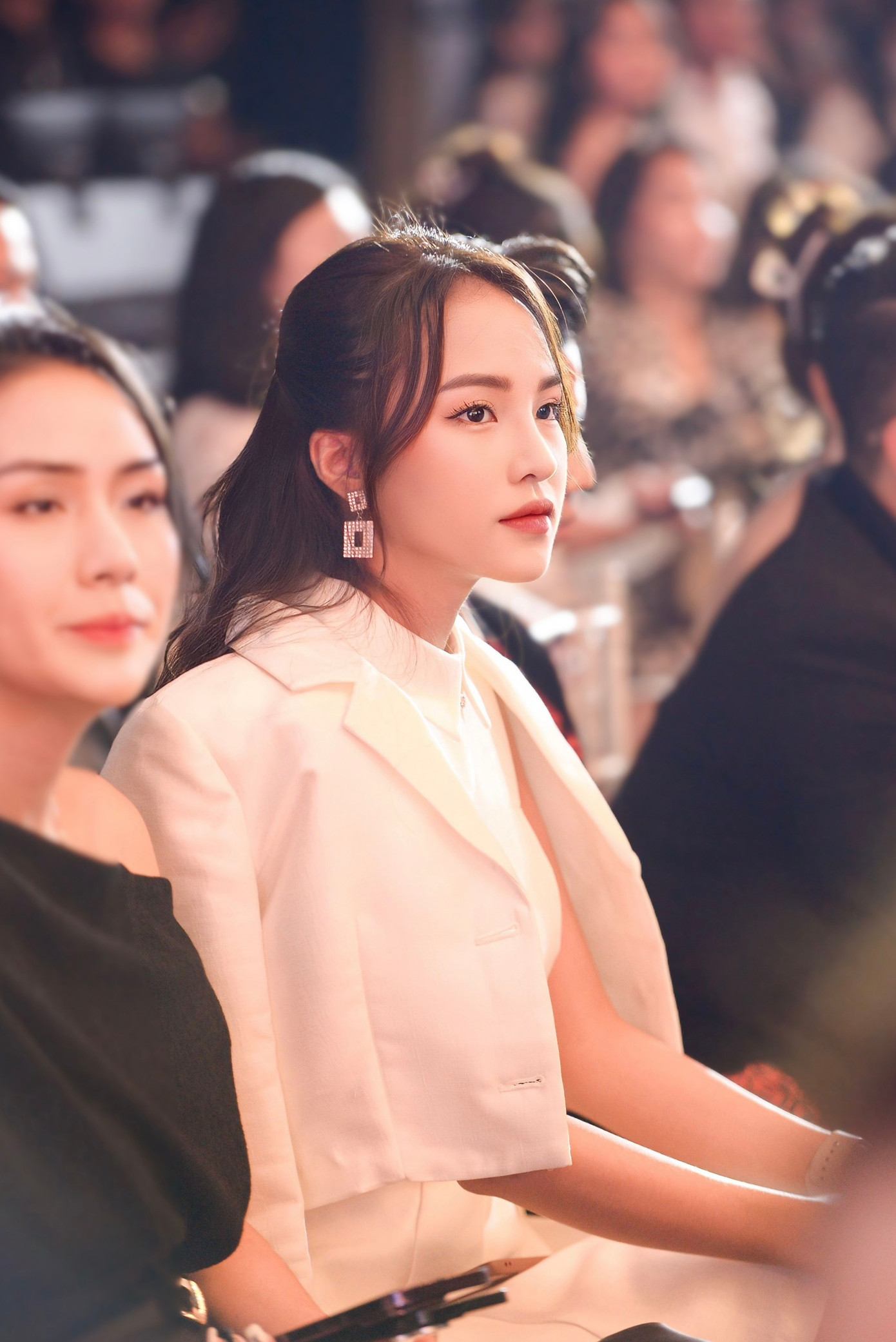 Huyền Ngọc hiện đang là người dẫn chương trình về du lịch và khám phá của đài Phát thanh - Truyền hình Vĩnh Phúc.