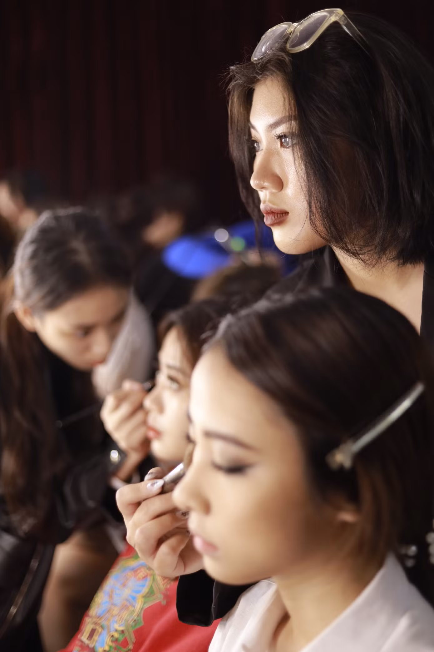 Phương Nhi dành thời gian thực hành chuyên ngành của mình thông qua công việc Makeup.
