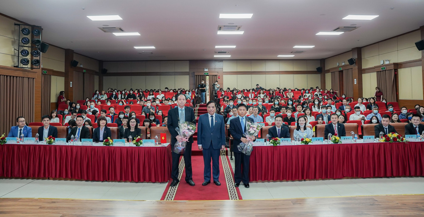 Ngày 21/04/2023, Trường Đại học Ngoại thương phối hợp cùng Trung tâm hợp tác giao lưu ngôn ngữ giữa Trung Quốc và nước ngoài thuộc Đại sứ Quán (ĐSQ) Trung Quốc, Hiệp Hội Doanh nghiệp Trung Quốc tại Việt Nam tổ chức “Ngày hội quốc tế Tiếng Trung Quốc năm 2023”. Ngày 21/04/2023, Trường Đại học Ngoại thương phối hợp cùng Trung tâm hợp tác giao lưu ngôn ngữ giữa Trung Quốc và nước ngoài thuộc Đại sứ Quán (ĐSQ) Trung Quốc, Hiệp Hội Doanh nghiệp Trung Quốc tại Việt Nam tổ chức “Ngày hội quốc tế Tiếng Trung Quốc năm 2023”.