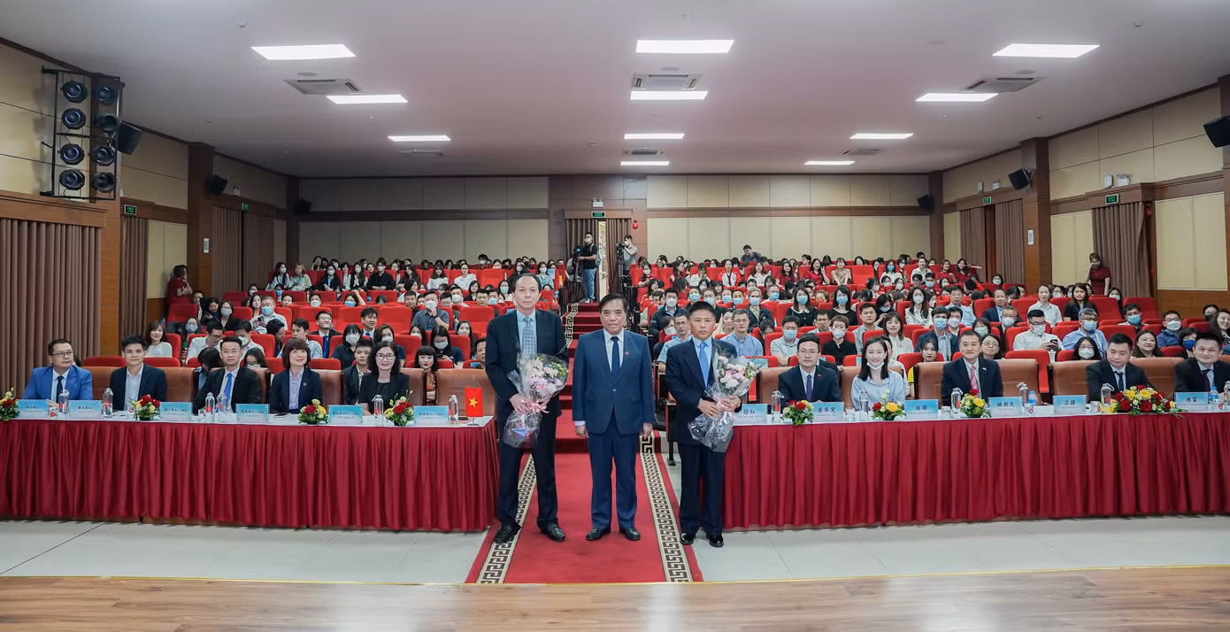 Ngày 21/04/2023, Trường Đại học Ngoại thương phối hợp cùng Trung tâm hợp tác giao lưu ngôn ngữ giữa Trung Quốc và nước ngoài thuộc Đại sứ Quán (ĐSQ) Trung Quốc, Hiệp Hội Doanh nghiệp Trung Quốc tại Việt Nam tổ chức “Ngày hội quốc tế Tiếng Trung Quốc năm 2023”.