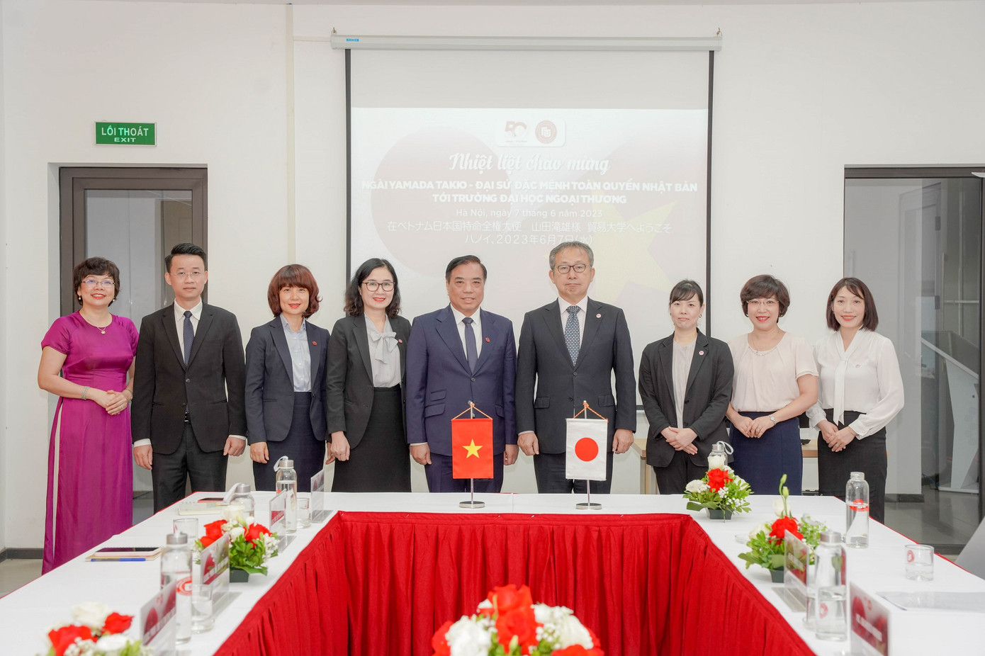 Ban lãnh đạo Trường Đại học Ngoại thương cùng Ngài Đại sứ đặc mệnh toàn quyền Nhật Bản tại Việt Nam Yamada Takio và Bí thư thứ hai phụ trách giáo dục Okamoto Noriko tại buổi tiếp xã giao trước buổi chia sẻ.