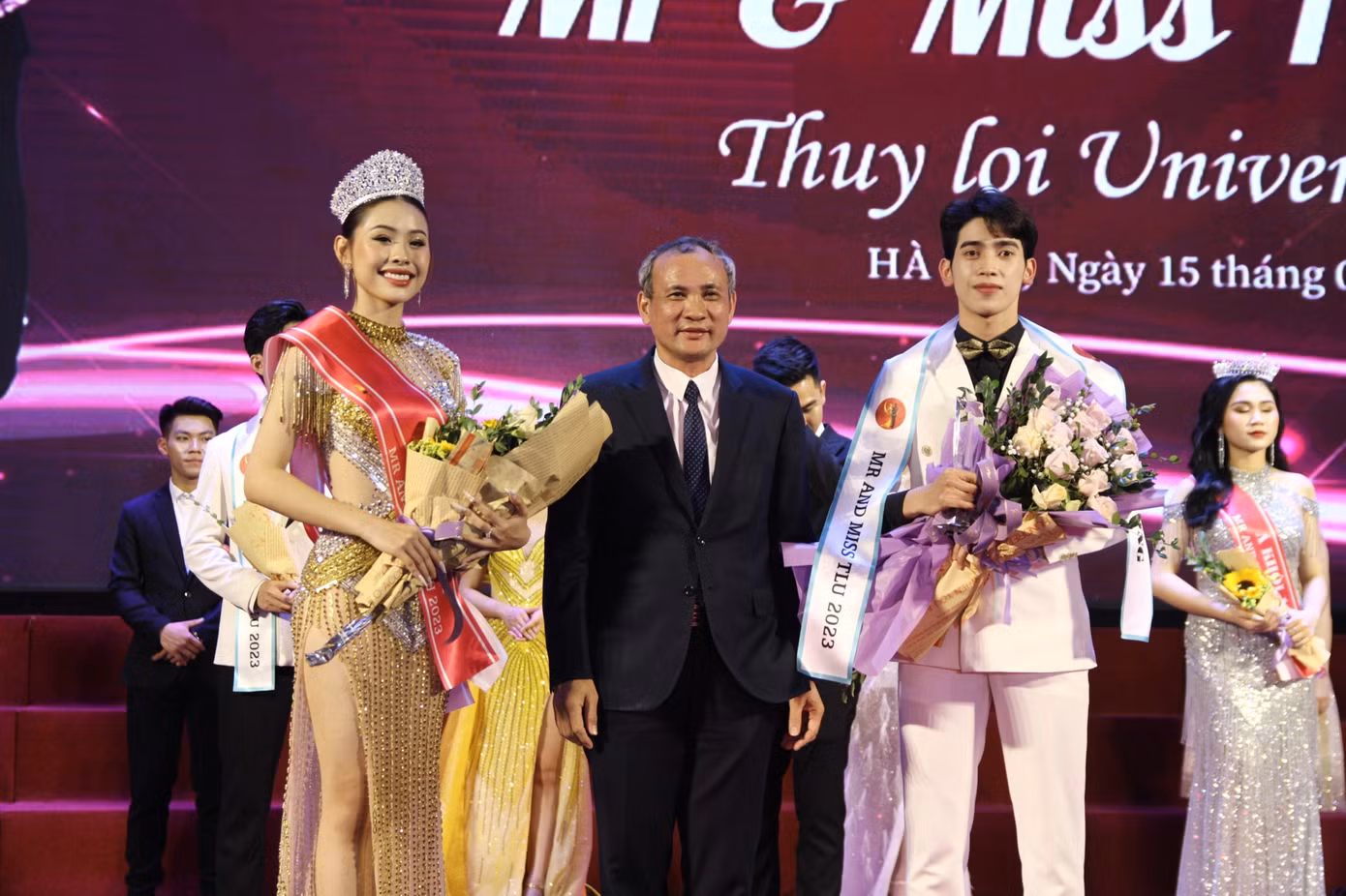 GS.TS Nguyễn Trung Việt - Phó Hiệu trưởng Trường Đại học Thuỷ lợi trao giải cho Hoa khôi và Nam vương Đại học Thủy lợi 2023.
