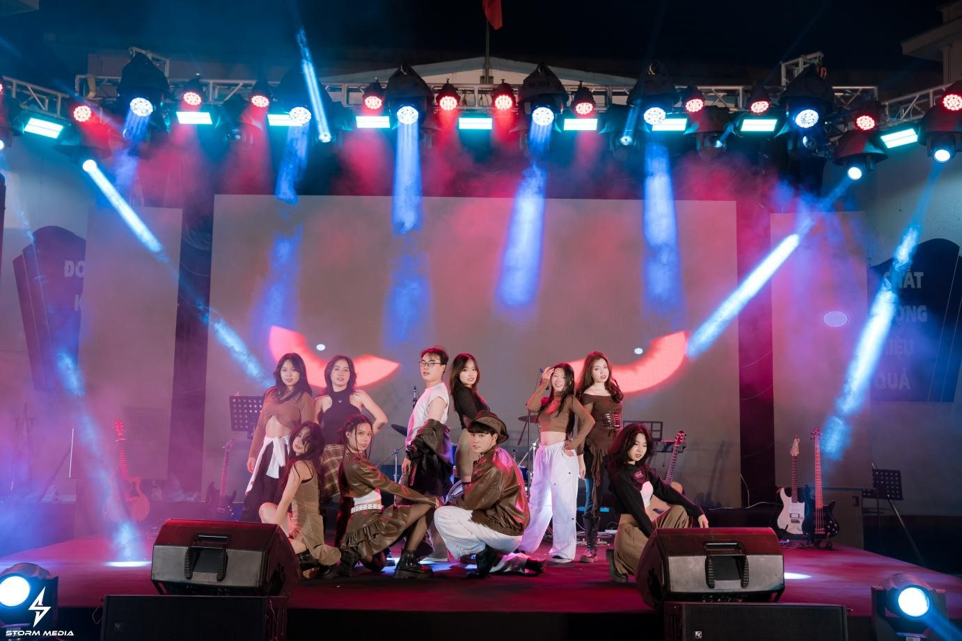 Tiết mục giao lưu “Bad girls like you” đến từ các bạn CLB Nhảy hiện đại Medical Crew đến từ Trường Đại học Y - Dược, Đại học Thái Nguyên. Tiết mục giao lưu “Bad girls like you” đến từ các bạn CLB Nhảy hiện đại Medical Crew đến từ Trường Đại học Y - Dược, Đại học Thái Nguyên.