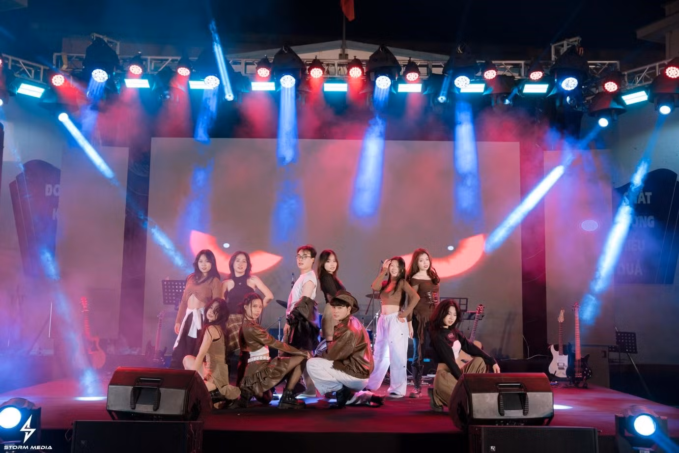 Tiết mục giao lưu “Bad girls like you” đến từ các bạn CLB Nhảy hiện đại Medical Crew đến từ Trường Đại học Y - Dược, Đại học Thái Nguyên.