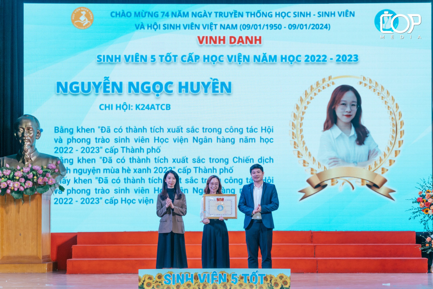 Nhận Khen thưởng Sinh viên 5 tốt của Hội Sinh viên Học viện Ngân hàng năm học 2022 - 2023.