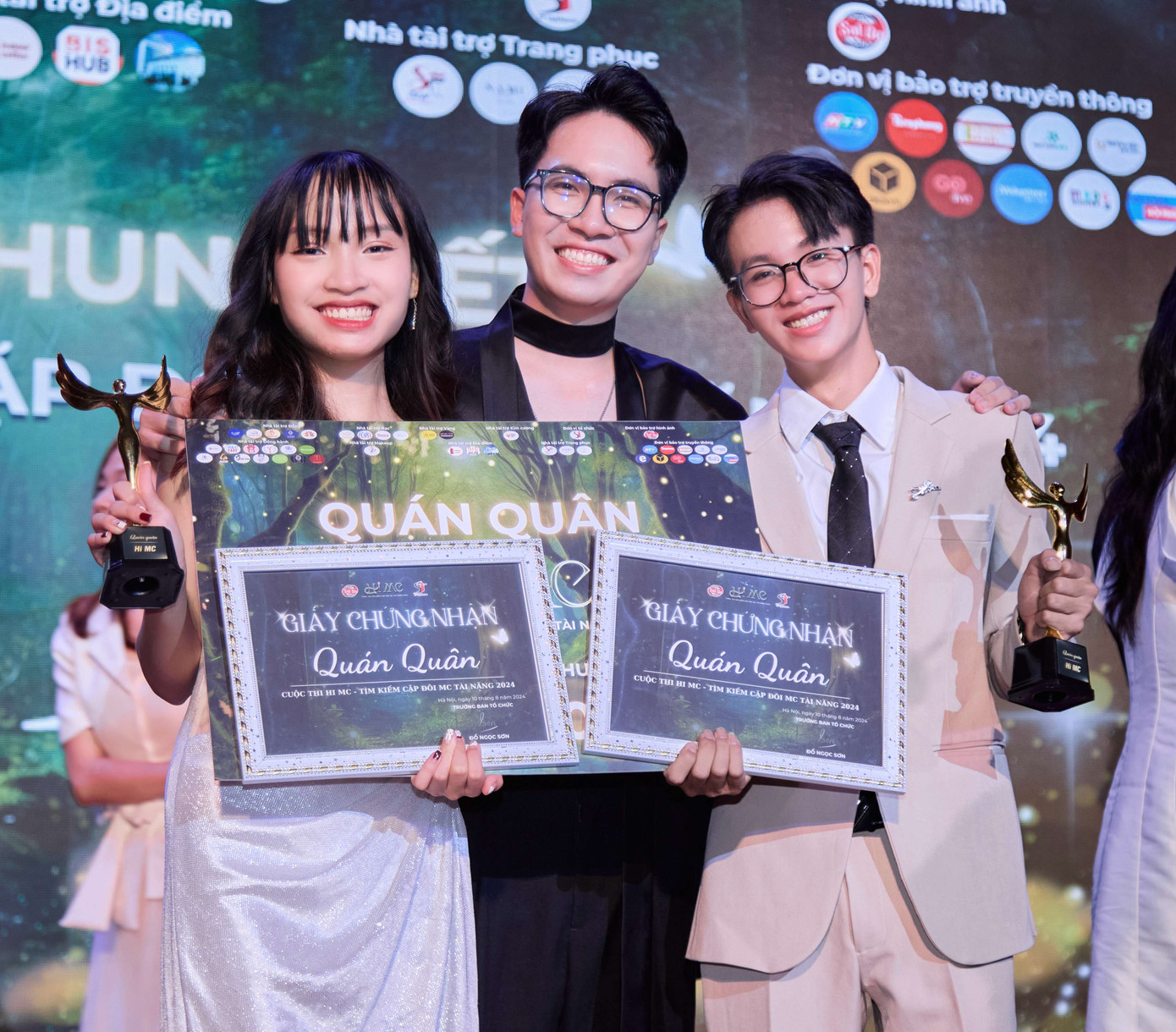 Quán quân HI MC và mentor Phạm Hoàng Long. Quán quân HI MC và mentor Phạm Hoàng Long.