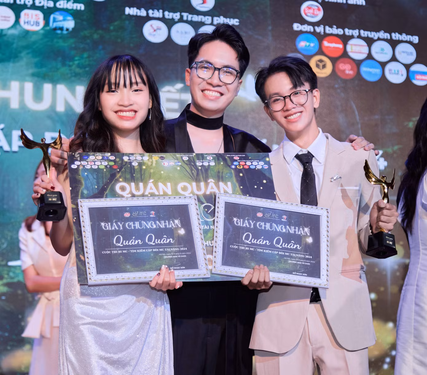 Quán quân HI MC và mentor Phạm Hoàng Long.
