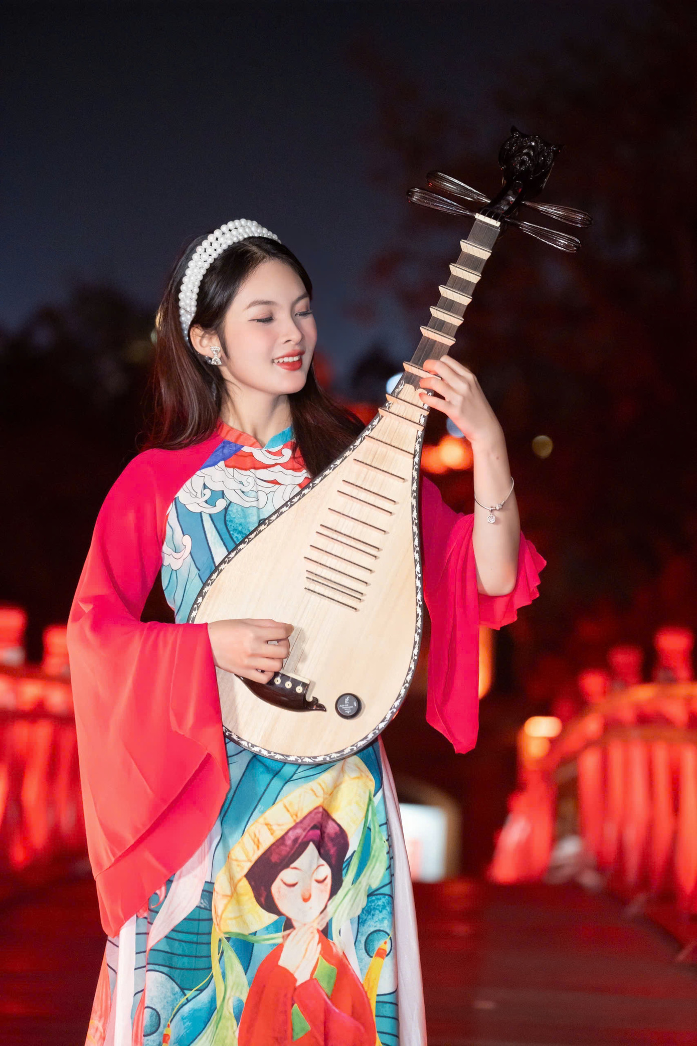 Phương Anh tin rằng Tết là thời điểm để sẻ chia và âm nhạc không chỉ làm đẹp thêm mùa xuân mà còn là cầu nối gắn kết mọi thế hệ.