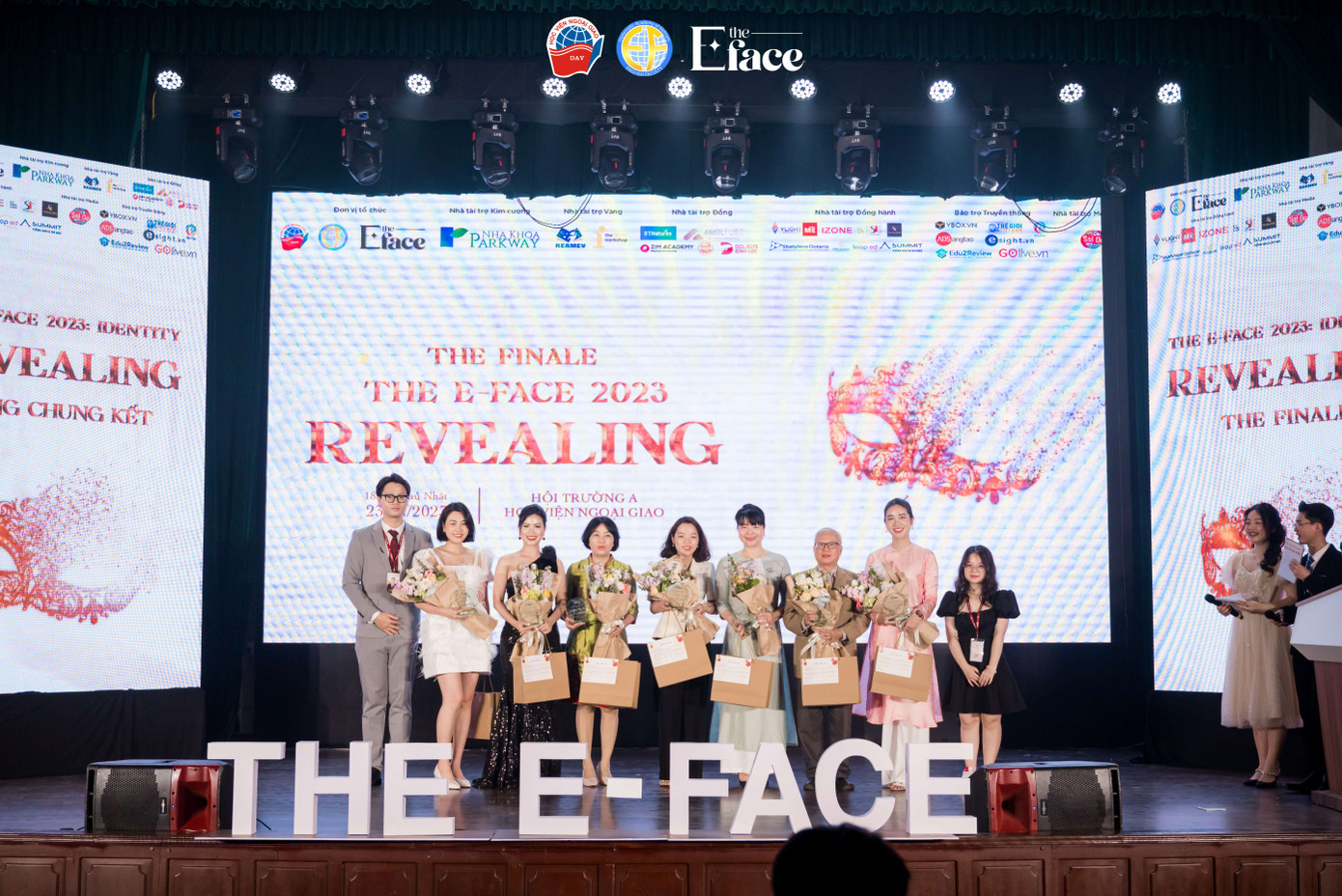 Trưởng BTC, phó BTC chụp cùng BGK.