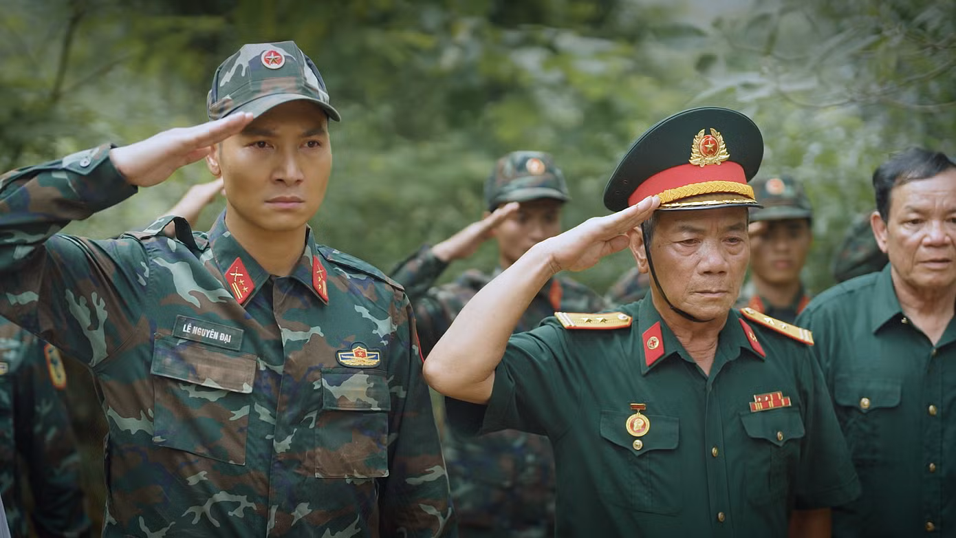 Mạnh Trường cho biết bộ phim Không thời gian đánh dấu tròn 10 năm anh quay trở lại với hình ảnh người bộ đội, anh bị choáng ngợp trước bối cảnh dựng phim quá thật.