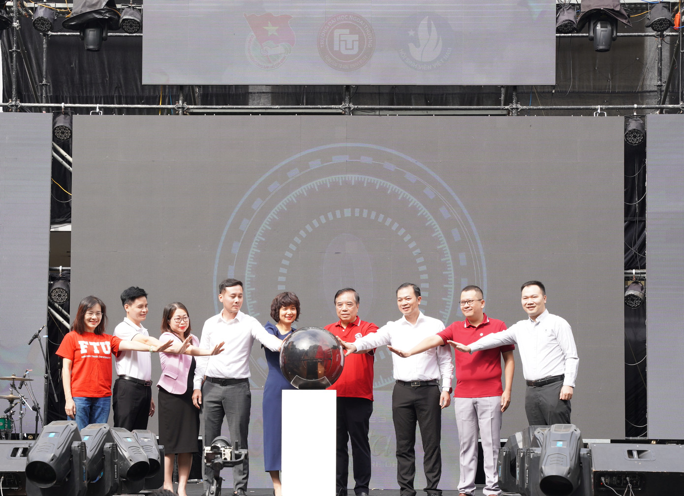 Các thầy cô đại diện Ban Lãnh đạo Nhà trường và Lãnh đạo các đơn vị trực thuộc trường thực hiện nghi thức khai mạc “FTU's Day 2023”.