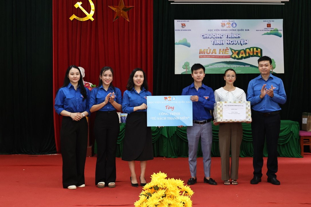 Đại diện Ban chấp hành Đoàn thanh niên Học viện Hành chính Quốc gia trao tặng công trình thanh niên.