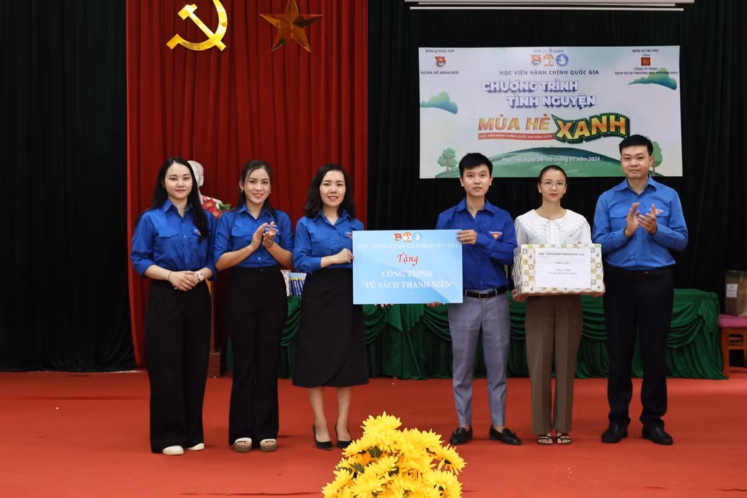 Đại diện Ban chấp hành Đoàn thanh niên Học viện Hành chính Quốc gia trao tặng công trình thanh niên.