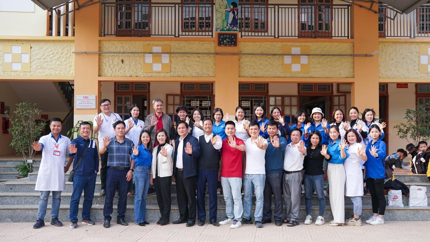 Hình ảnh đoàn tình nguyện chụp ảnh lưu niệm cùng đại biểu và đoàn viên địa phương. Hình ảnh đoàn tình nguyện chụp ảnh lưu niệm cùng đại biểu và đoàn viên địa phương.