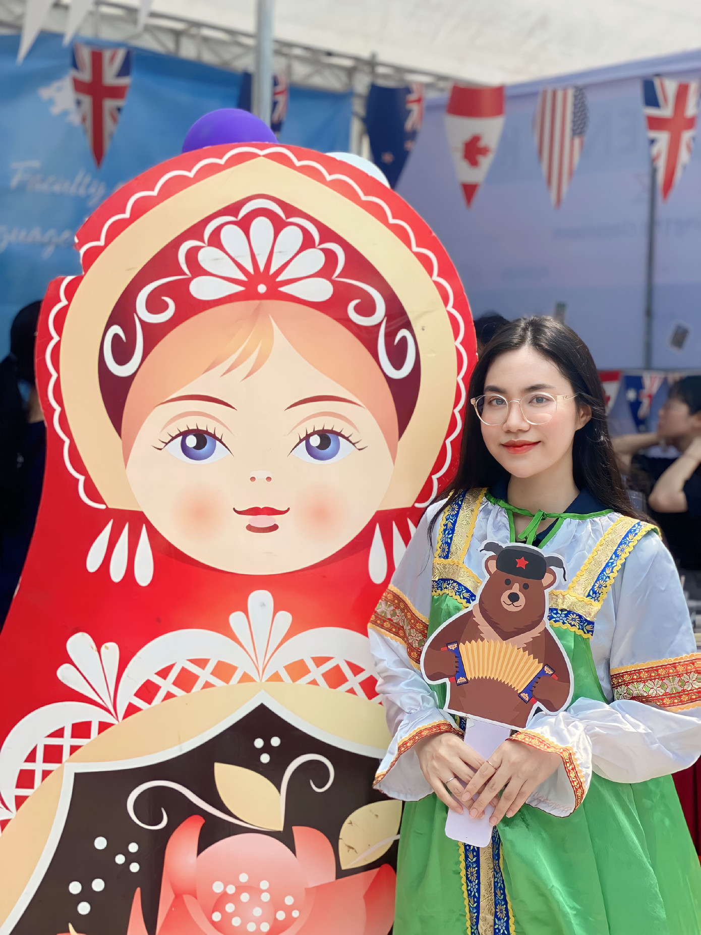 Cẩm Tú cho rằng học ngôn ngữ giúp bản thân biết sử dụng tiếng tốt hơn, hiểu sâu hơn về vẻ đẹp của chúng. Cẩm Tú cho rằng học ngôn ngữ giúp bản thân biết sử dụng tiếng tốt hơn, hiểu sâu hơn về vẻ đẹp của chúng.