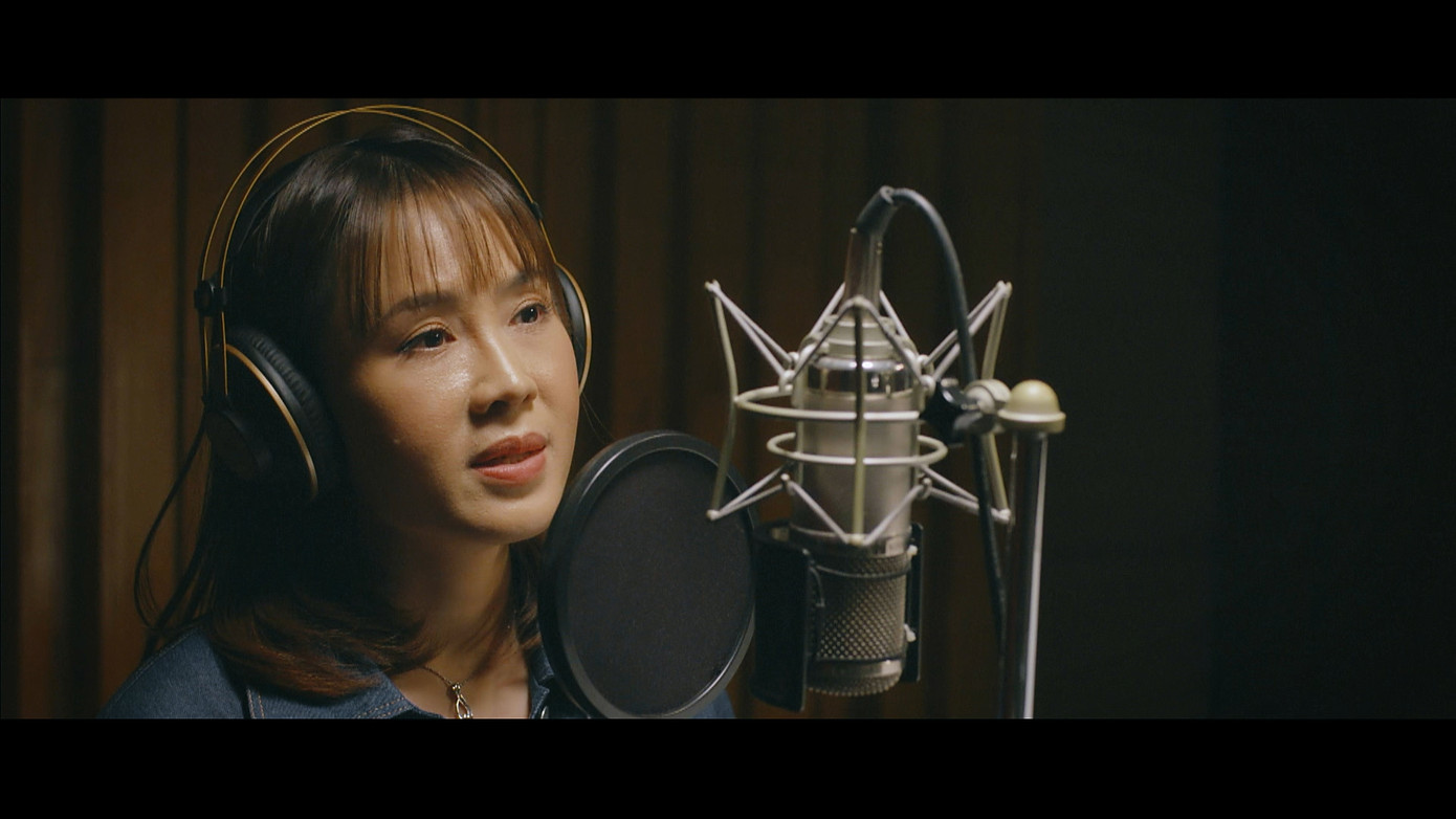 Diễn viên Hồng Diễm trong vai Ngân Hà là người phụ nữ với vết sẹo tuổi thơ bị mẹ khước từ, nhưng khi trưởng thành lại luôn muốn giúp đỡ mọi người.