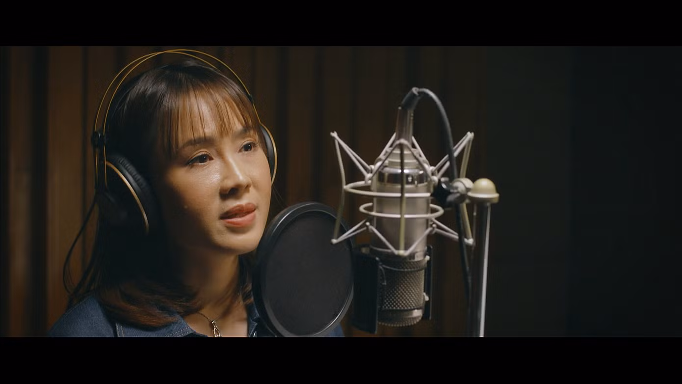 Diễn viên Hồng Diễm trong vai Ngân Hà là người phụ nữ với vết sẹo tuổi thơ bị mẹ khước từ, nhưng khi trưởng thành lại luôn muốn giúp đỡ mọi người.