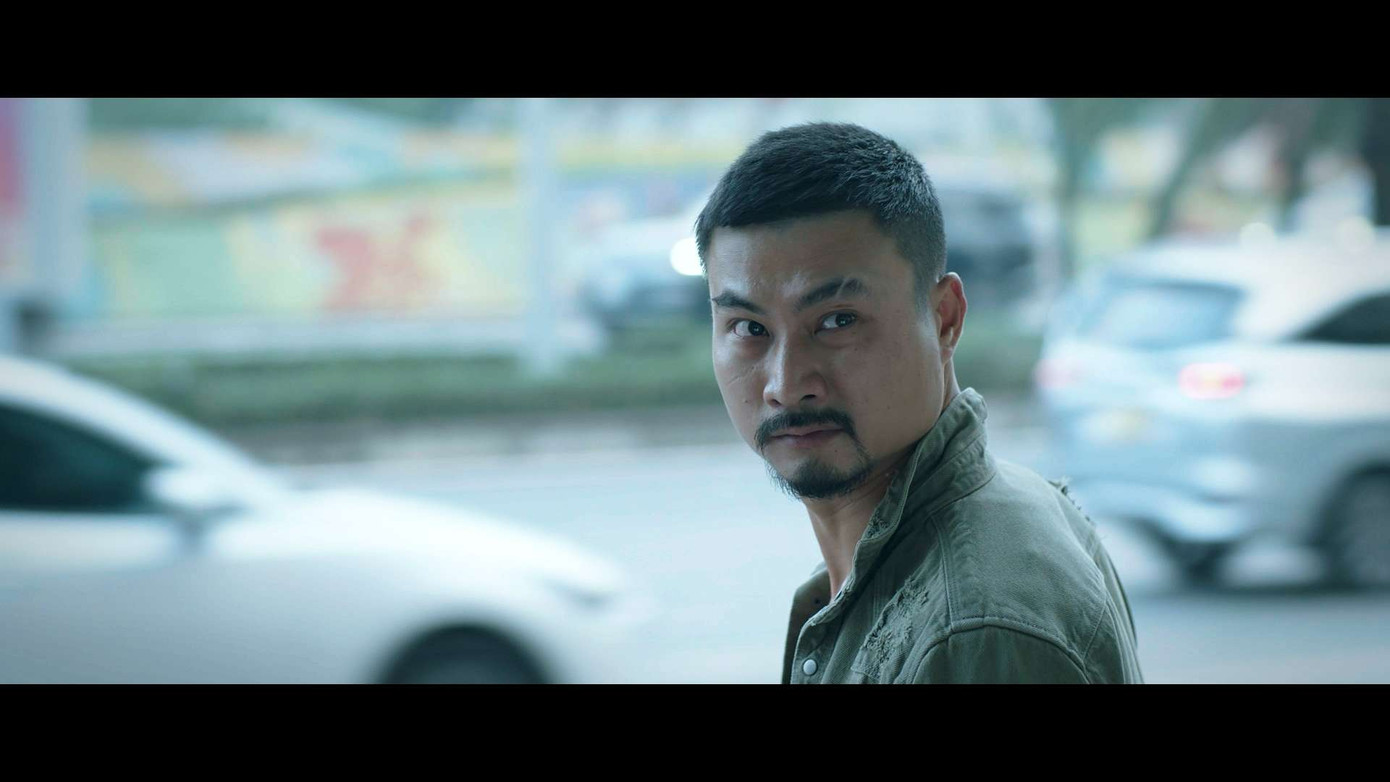 Diễn viên Duy Hưng trong vai Trí. Trong phim, Trí là người ngỗ ngược nhưng trượng nghĩa. Trong thâm tâm luôn khao khát được yêu thương, công nhận và sẵn sàng bao bọc che chở và chịu thiệt vì gia đình.