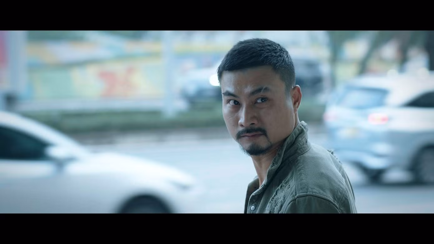 Diễn viên Duy Hưng trong vai Trí. Trong phim, Trí là người ngỗ ngược nhưng trượng nghĩa. Trong thâm tâm luôn khao khát được yêu thương, công nhận và sẵn sàng bao bọc che chở và chịu thiệt vì gia đình.