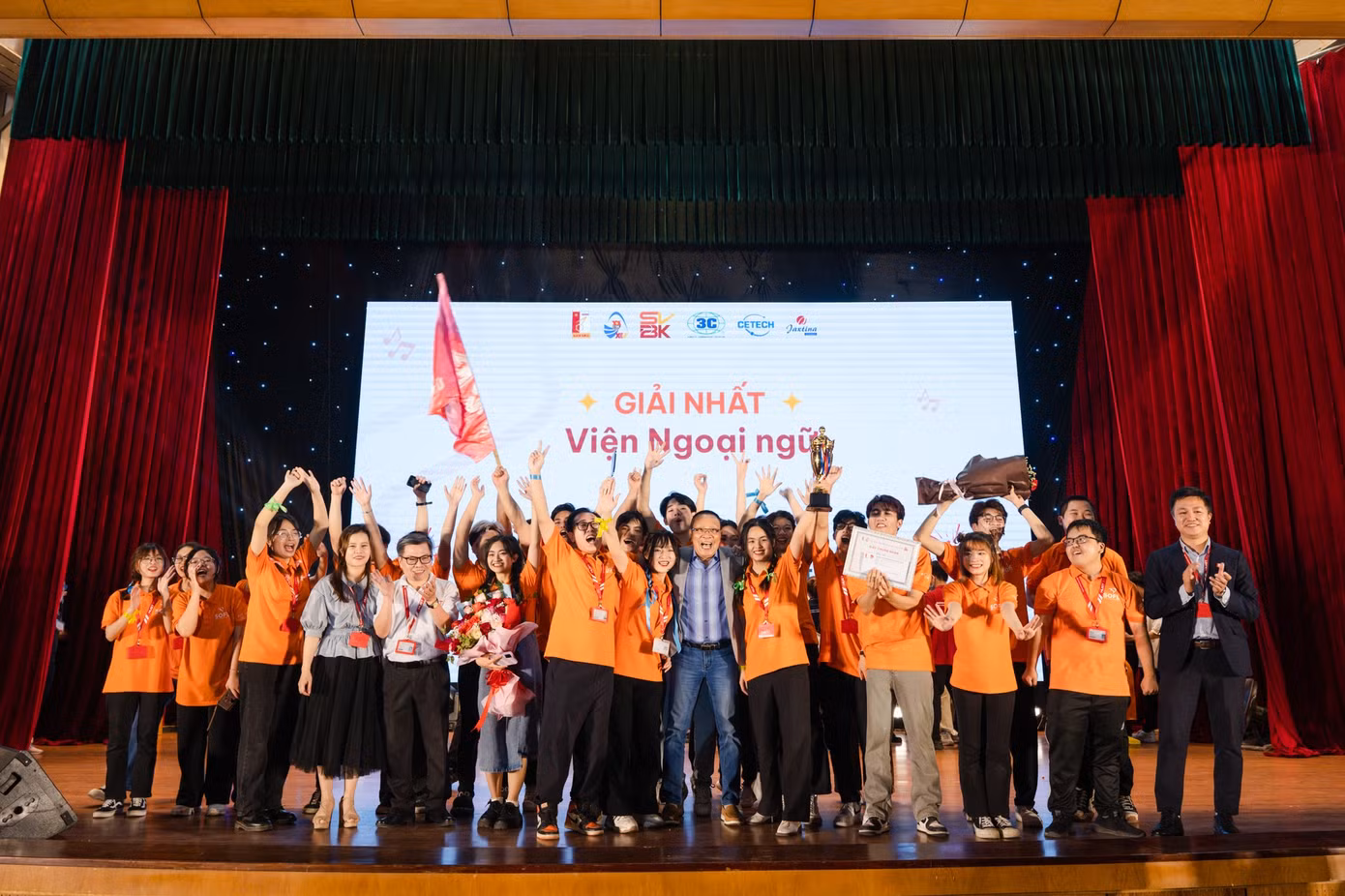 Viện Ngoại ngữ trở thành Nhà vô địch SVBK 2023.