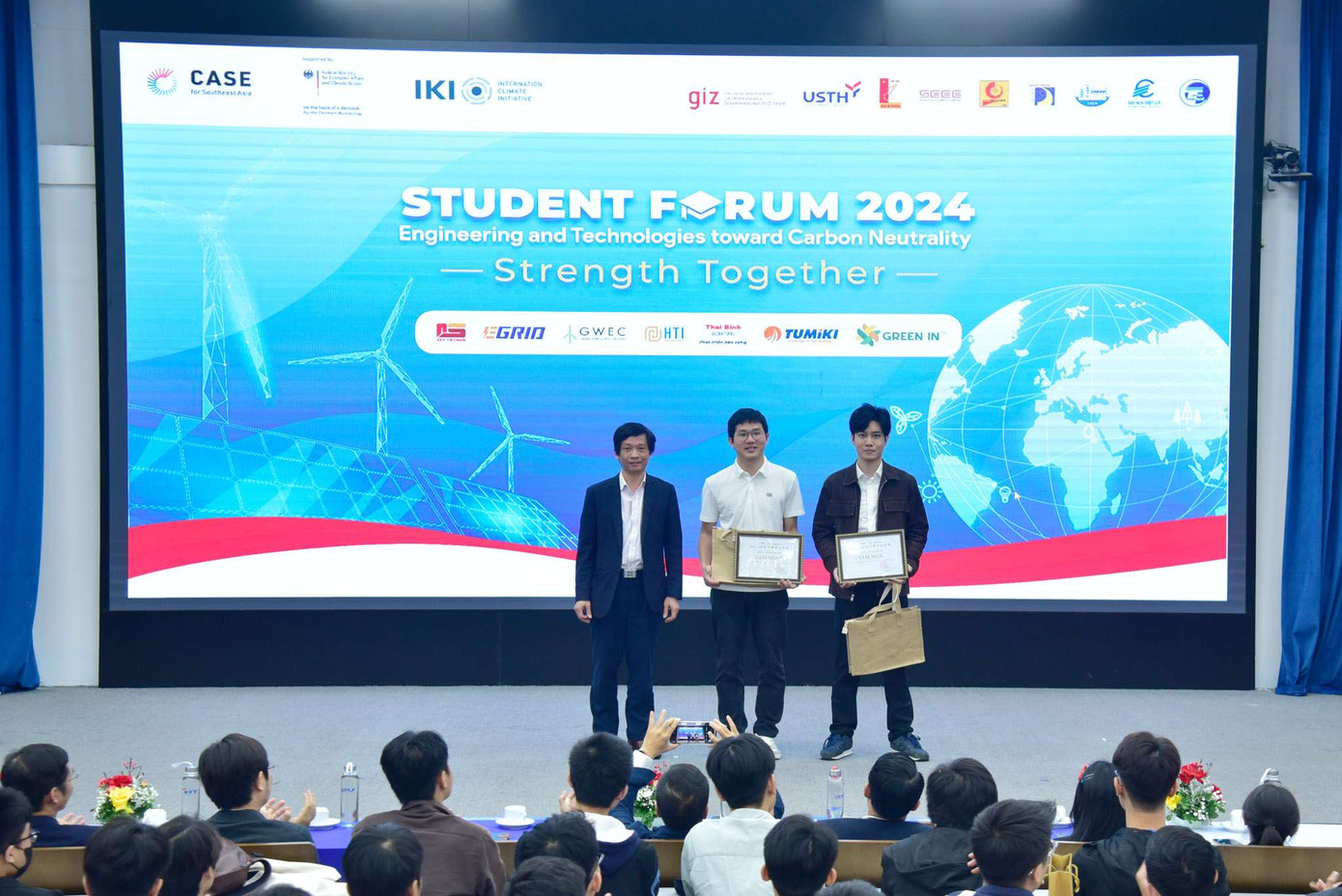 Hai nhóm nghiên cứu đạt giải Nhất lên nhận giải. Hai nhóm nghiên cứu đạt giải Nhất lên nhận giải.