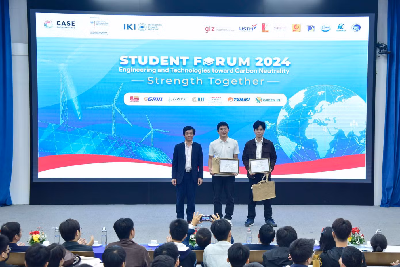 Hai nhóm nghiên cứu đạt giải Nhất lên nhận giải. Hai nhóm nghiên cứu đạt giải Nhất lên nhận giải.