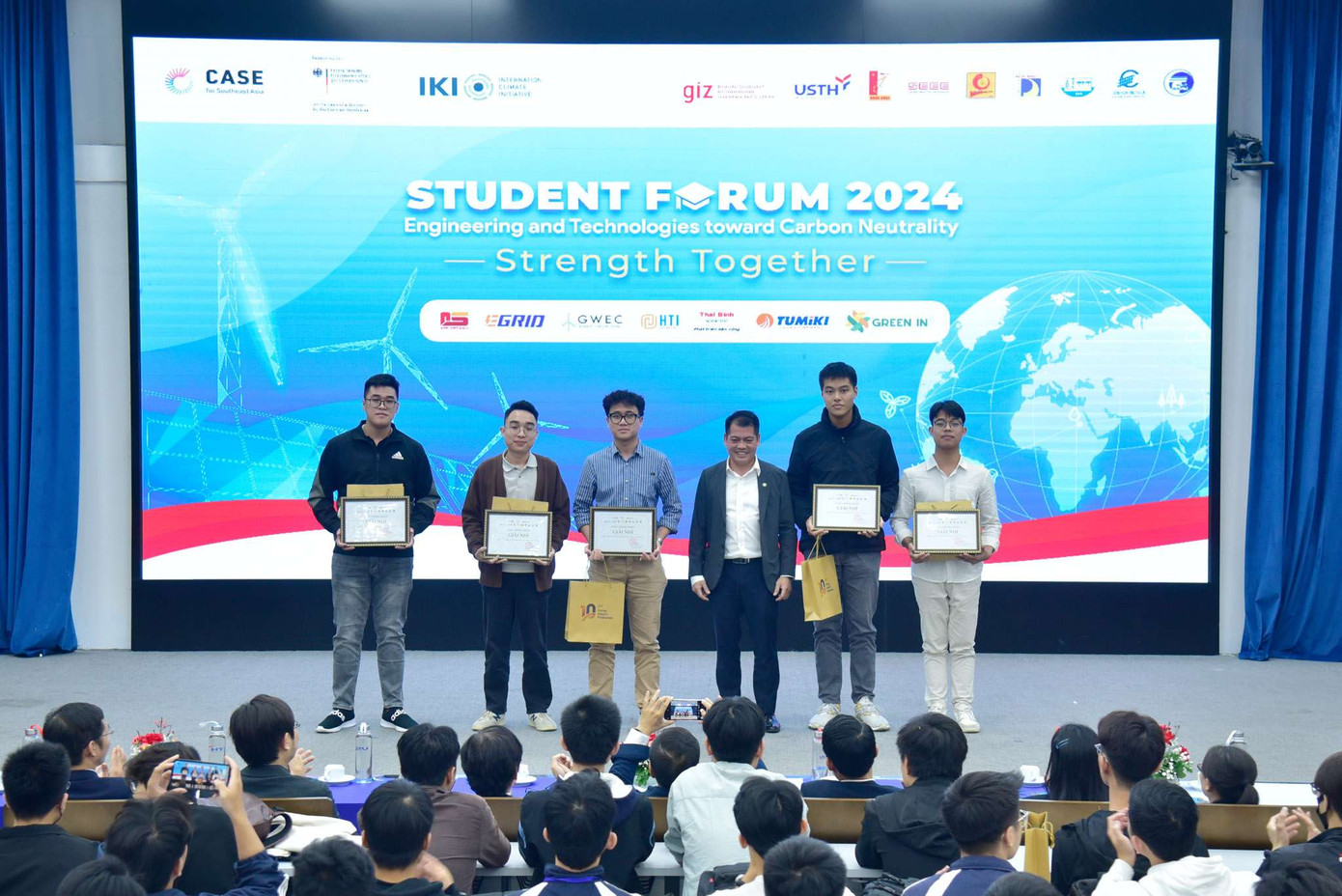 Đại diện các nhóm nghiên cứu đạt giải Nhì lên nhận giải. Đại diện các nhóm nghiên cứu đạt giải Nhì lên nhận giải.