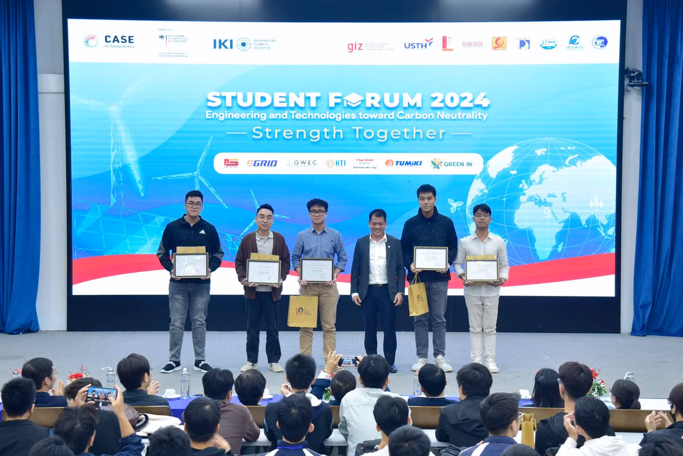 Đại diện các nhóm nghiên cứu đạt giải Nhì lên nhận giải. Đại diện các nhóm nghiên cứu đạt giải Nhì lên nhận giải.
