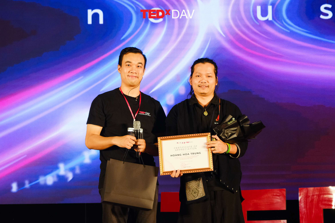 Diễn giả Hoàng Hoa Trung. Diễn giả Hoàng Hoa Trung.