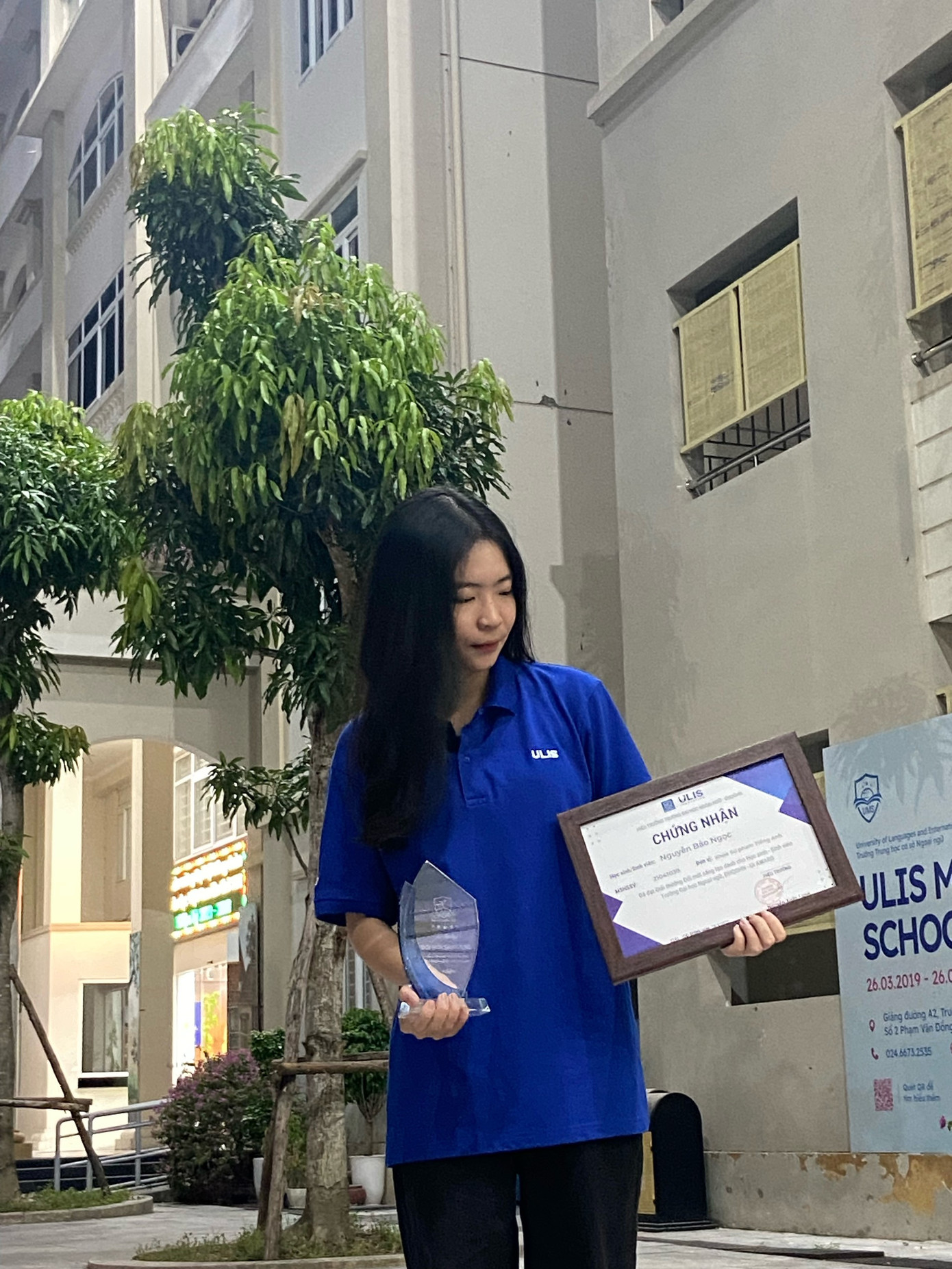 Bảo Ngọc được vinh danh trên fanpage nhà trường, nhận chứng nhận và kỷ niệm chương giải thưởng Đổi mới sáng tạo ULIS INNOVATION.